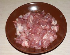 Плов со свининой - Нарезаем свинину кубиками