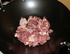 Плов со свининой - Кладем свинину в сковороду ВОК