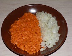 Плов со свининой - Нарезаем морковь и лук кубиками