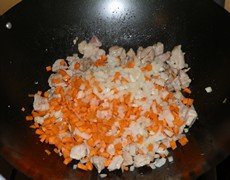 Плов со свининой - Добавляем лук и морковь к свинине