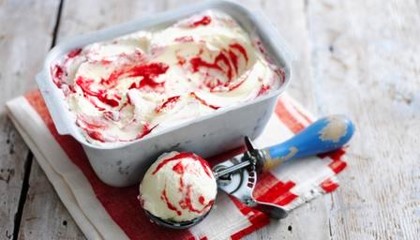 Рецепт приготовления дома ванильного мороженого с малиновым желе и фруктами