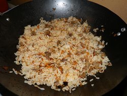 Плов с уткой: добавляем рис 