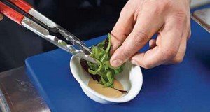 Гарнируем хрустящую дорадо листьями салата
