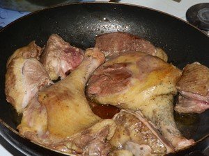 Мясо утки обжариваем на сковородке