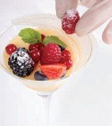 Фоторецепт приготовления десерта Ананасовый сабайон с лесными ягодами