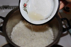 Аккуратно вливаем уксусную смесь в рис