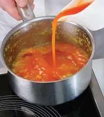 Вливаем в сироп морковный сок и выпариваем еще 10 минут