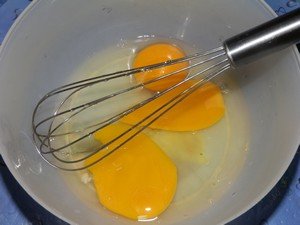 В миске взбиваем яйца с сахаром