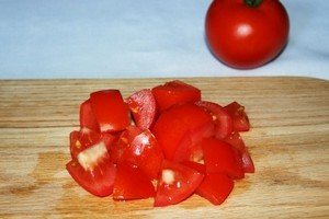 Нарезаем томаты