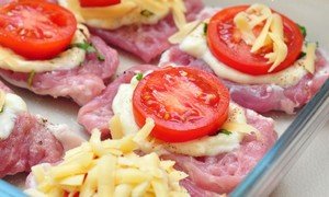 Ингредиенты для приготовления свинины с помидорами в духовке