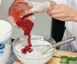 Смешиваем йогурт с клубничным пюре