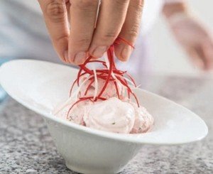 Йогуртово-клубничное мороженое с базиликом можно кушать