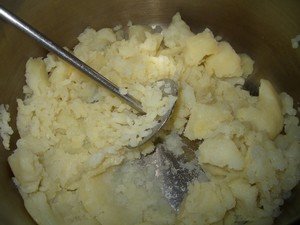 Толкем толкушкой картофель