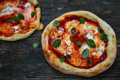 На фото пицца «Маргарита» по итальянскому классическому рецепту
