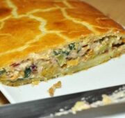 Рецепт приготовления слоеного мясного пирога с брынзой
