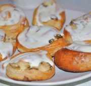 Как приготовить дома ватрушки в заливке из сметаны?