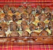 Как приготовить кусочки мяса, запеченного с консервированными грибочками?