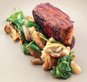 Как приготовить свиную грудинку с вешенками и шпинатом