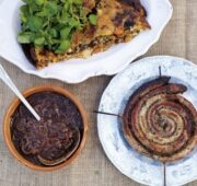 «Писк и визг» с колбасками и луковой подливкой