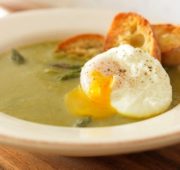 Суп-пюре из спаржи с яйцом-пашот на тосте