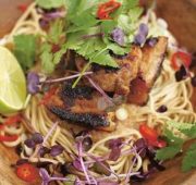 Хрустящая свинина и лапша с соусом из ревеня