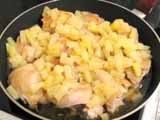 Курица тушенная с ананасами