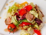 Салат с бужениной и соусом "Аджика"