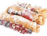 Блинчики со сметаной и ягодным топпингом