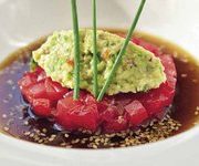 Тартар из тунца и гуакамоле с кунжутной заправкой