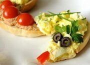 Новогоднюю закуску из бутербродов "Змейка"