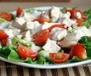 Салат из красных помидоров с кислым молоком