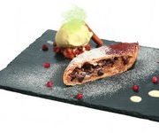 Карамелизованное яблоко с гранатом, штруделем и мороженым