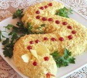 Новогодний салат "Змейка с чипсами"