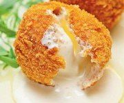 Жареное мороженое с медово-лимонным соусом и мятой