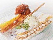 Наполеон в дуэте с позолоченным персиком и грушей