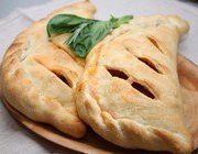 Калзоне с добавлением трех разных сыров