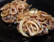 Бифштекс с луком по-деревенски