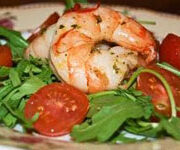 Салат из рукколы, креветок и помидоров черри