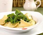 Равиоли с крабовым мясом и моцареллой с соусом из шпината