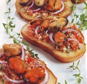 Брушетты с сыром и мидиями