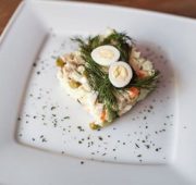 Как приготовить салат с камчатским крабом?