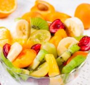 Готовим дома фруктовый салат со сгущенным молоком