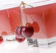 Три компота: из ягод, абрикосовый, из яблок