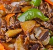 Рецепт приготовления куриных желудков, жаренных с беконом и овощами